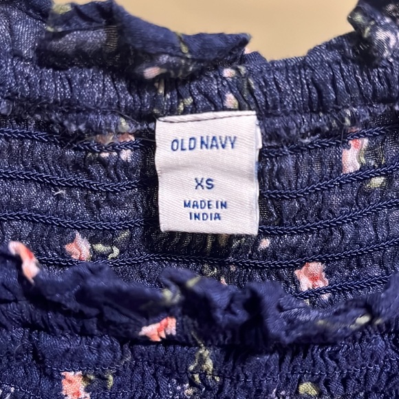 Old Navy Spring top, Size XS, in good used condition. - Picture 2 of 3